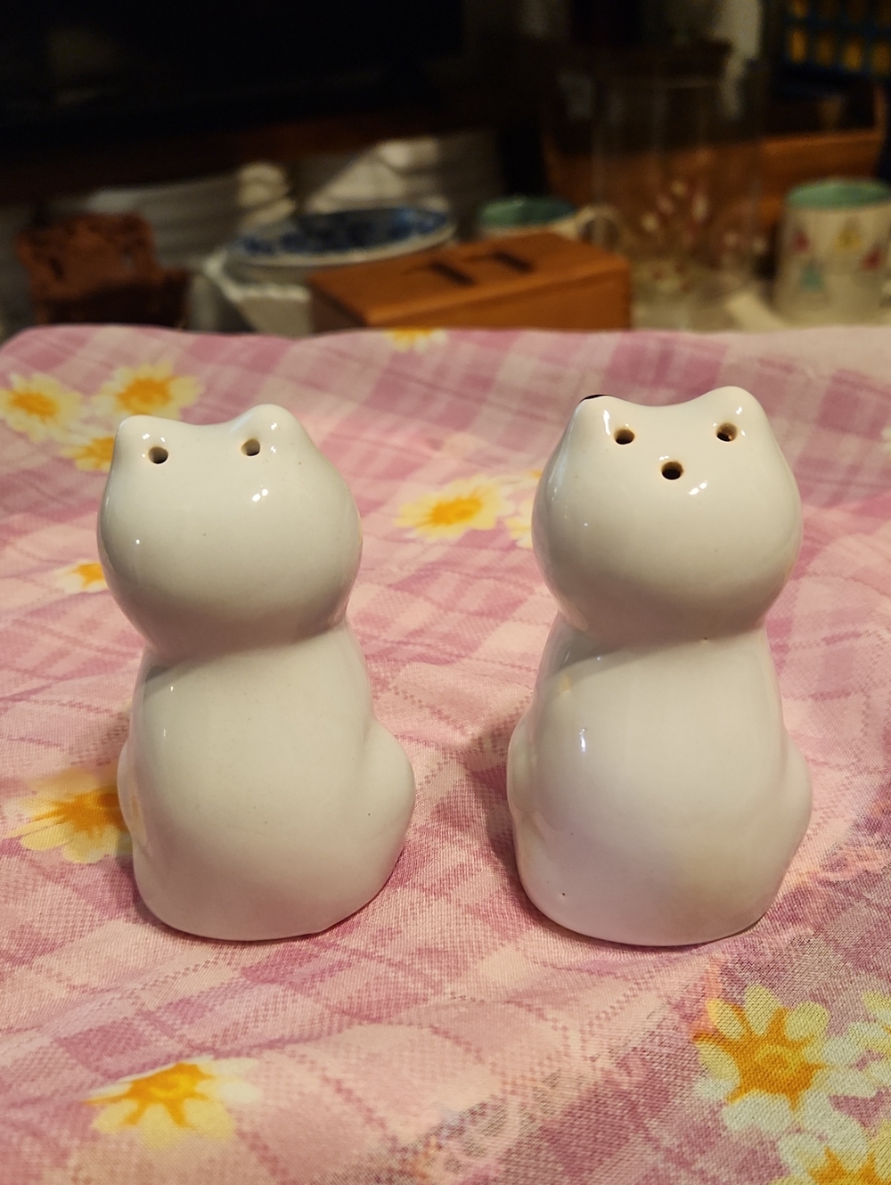 Vintage Cozy Cats White Ceramic Cat Salt and Pepper Shakers - Picture 2 of 3